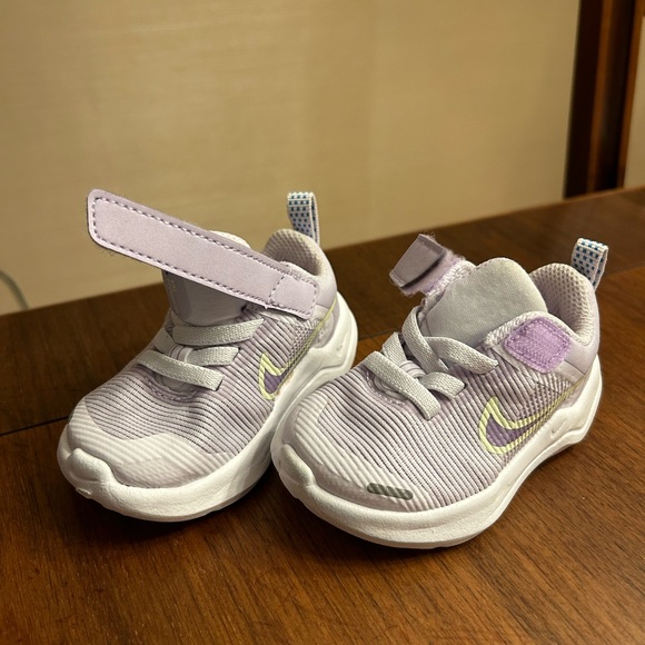Toddler Nikes size 3 EUC - Picture 1 of 3